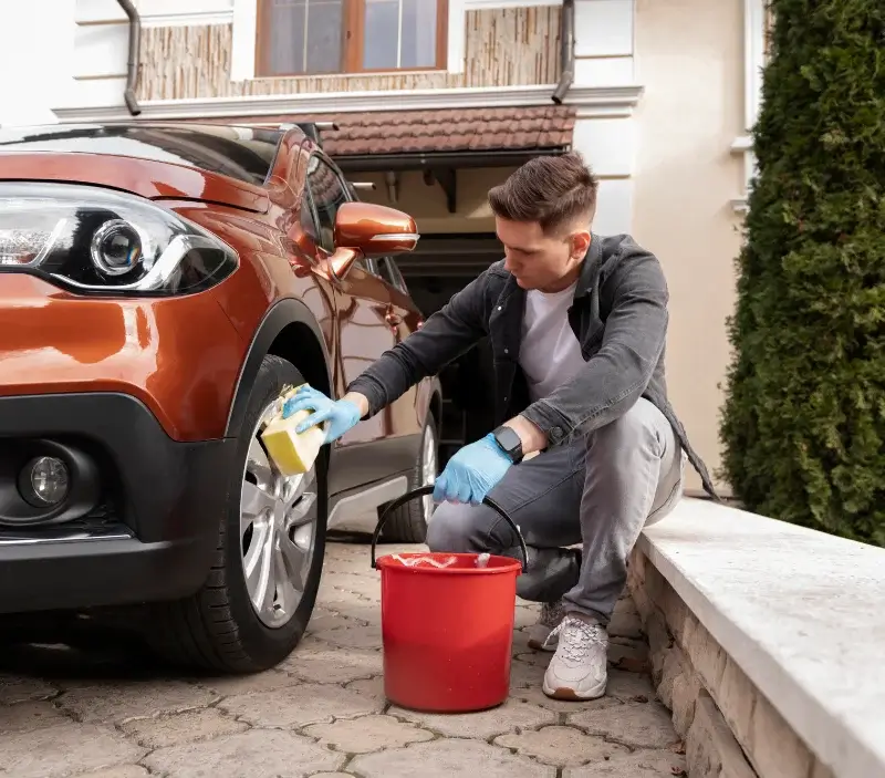 Lavage auto à domicile Sainte-Valière : professionnel intervenant sur un véhicule